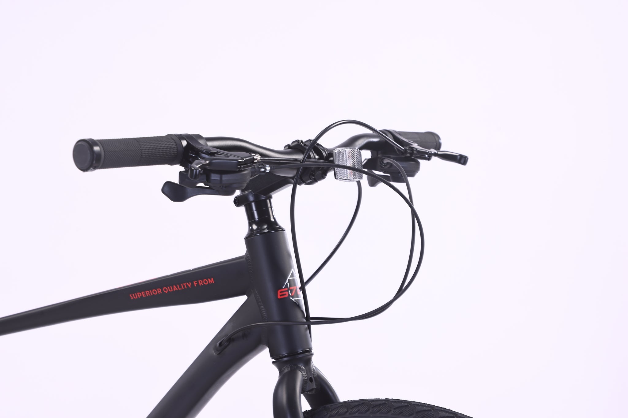 Close-up of the handlebars and cables of the 6725 Axis 700c Commuter Bike, showcasing its sleek design.